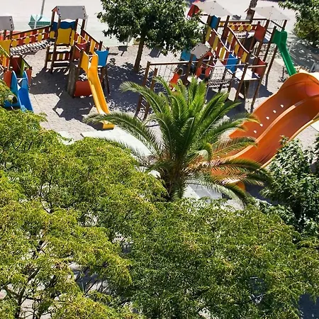 Camping Les Salins De La Gardiole, Mobile 6 Personnes Campsite